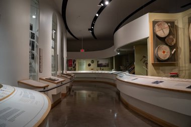 Kanada Tarih Müzesi sergi salonunun iç manzarası. Gatineau, Kanada - 16 Aralık 2025.