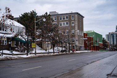 Kış boyunca Gatineau 'daki Laurier Caddesi manzarası. Gatineau, Kanada - 16 Aralık 2025.