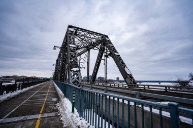 Kış boyunca Alexandra Köprüsü 'nün Ottawa Nehri üzerindeki manzarası. Ottawa, Kanada - 16 Aralık 2025.