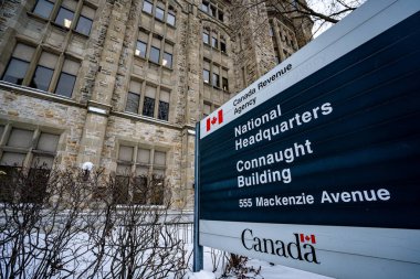 Kanada Gelir İdaresi Connaught Binası kışın Ottawa 'da görünür. Ottawa, Kanada - 16 Aralık 2025.