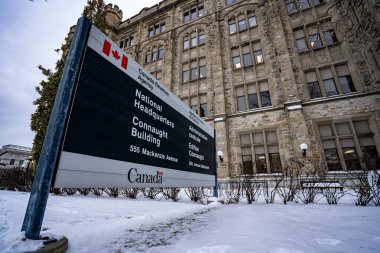 Kanada Gelir İdaresi Connaught Binası kışın Ottawa 'da görünür. Ottawa, Kanada - 16 Aralık 2025.