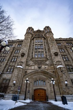 Kış boyunca Ottawa 'daki Kanada Gelir İdaresi Ulusal Karargahı' nın manzarası. Ottawa, Kanada - 16 Aralık 2025.