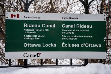 Rideau Kanalı Ottawa Kilitleri 'nin ulusal tarihi yeri. Ottawa, Kanada - 16 Aralık 2025.