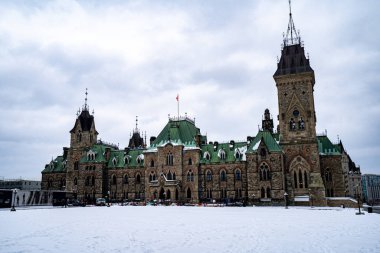 Kanada Parlamentosu 'nun kışın doğu bloğu manzarası. Ottawa, Kanada - 16 Aralık 2025.