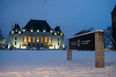 Kanada Yüksek Mahkemesi binası manzarası ve kışın imzası. Ottawa, Kanada - 16 Aralık 2025.