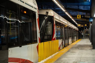 Ottawa Hattı 1 treni modern yeraltı istasyonunda durdu. Ottawa, Kanada - 16 Aralık 2025.