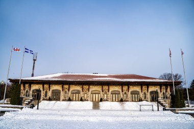 Kışın Royal Dağı 'nda Kondiaronk Belvedere manzarası. Montreal, Kanada - 18 Aralık 2025.