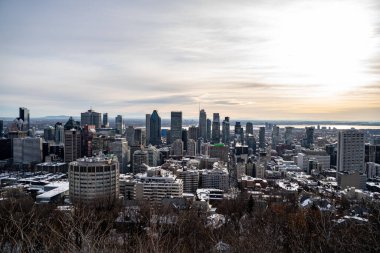 Montreal şehir merkezi kışın ufuk çizgisi.