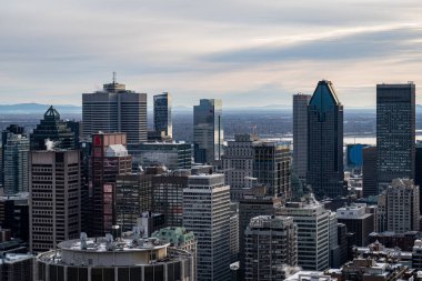 Montreal şehir merkezi kışın ufuk çizgisine bakıyor. Montreal, Kanada - 18 Aralık 2025.