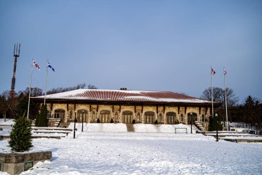 Kışın Royal Dağı 'nda Kondiaronk Belvedere manzarası. Montreal, Kanada - 18 Aralık 2025.