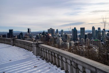 Montreal 'in kışın Royal Dağı' ndan ufuk çizgisi manzarası. Montreal, Kanada - 18 Aralık 2025.