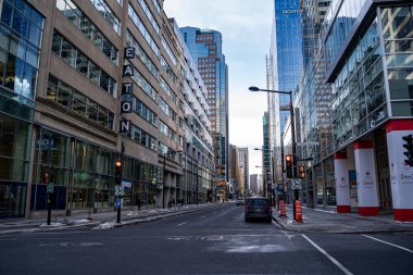 Montreal şehir merkezinin modern binalarıyla sokak manzarası. Montreal, Kanada - 18 Aralık 2025.