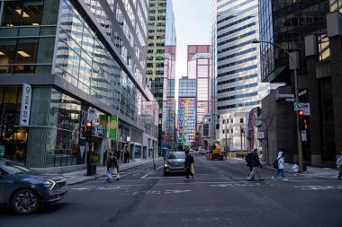 Renkli modern binalarla Montreal şehir merkezinin sokak manzarası. Montreal, Kanada - 18 Aralık 2025.