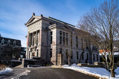 Kış aylarında McGill Üniversitesi kampüsündeki Redpath Müzesi 'nin dış görüntüsü. Montreal, Kanada - 18 Aralık 2025.