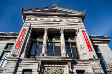 Kış aylarında McGill Üniversitesi kampüsündeki Redpath Müzesi 'nin dış görüntüsü. Montreal, Kanada - 18 Aralık 2025.
