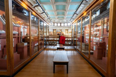 McGill Üniversitesi kampüsündeki Redpath Müzesi manzarası. Montreal, Kanada - 18 Aralık 2025.