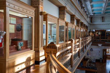 McGill Üniversitesi kampüsündeki Redpath Müzesi manzarası. Montreal, Kanada - 18 Aralık 2025.