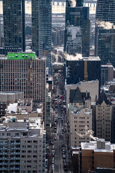 Kışın Montreal şehir merkezinin manzarası yükselir. Montreal, Kanada - 18 Aralık 2025.