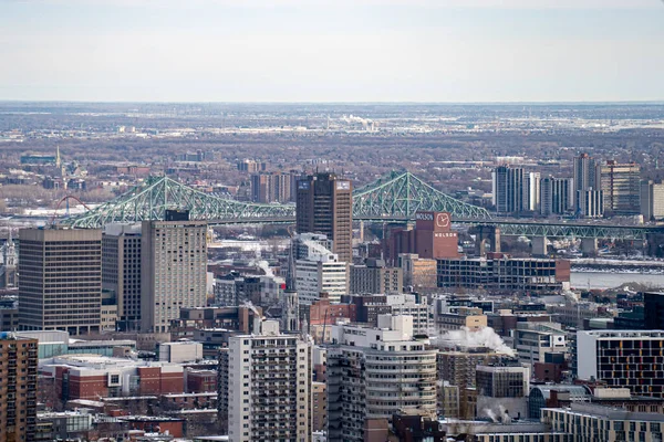 Montreal şehrinin kışın Jacques Cartier Köprüsü 'nün ufuk çizgisi manzarası. Montreal, Kanada - 18 Aralık 2025.