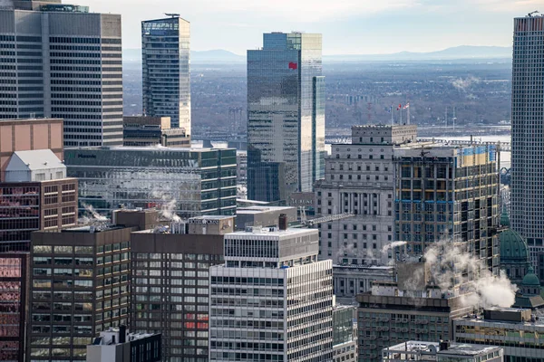 Montreal şehir merkezi kışın ufuk çizgisine bakıyor. Montreal, Kanada - 18 Aralık 2025.