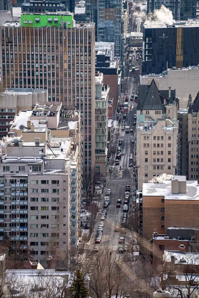 Kışın Montreal şehir merkezinin manzarası yükselir. Montreal, Kanada - 18 Aralık 2025.