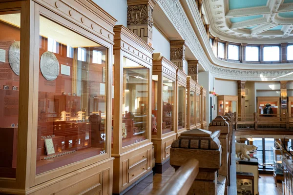 McGill Üniversitesi kampüsündeki Redpath Müzesi manzarası. Montreal, Kanada - 18 Aralık 2025.