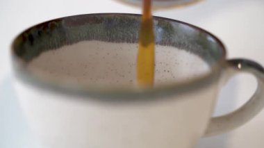 Sıcak filtre kahveyi fincana dökmeye yakın.