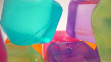 Renkli plastik su dolu buz küplerini kapat