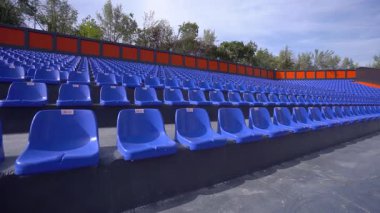 Stadyumdaki boş mavi koltukların manzarası
