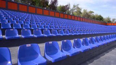 Stadyumdaki boş mavi koltukların manzarası