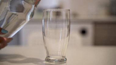 Suyu cam bardağa doldur.
