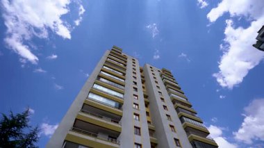 Yüksek katlı apartman ve bulutların manzarası