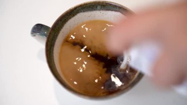 Sütü filtre kahveye koymayı kapat.