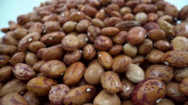 Kavanozdaki kırmızı fasulyeyi kapat.