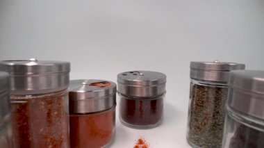 Küçük kavanozlardaki baharatlar 4K 'yı kapatır.