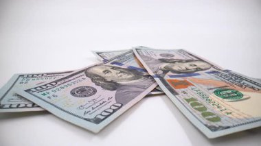 İzole edilmiş beyaz arka planda ABD Doları banknotlarını kapat