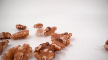 İçindeki cevizi yavaş çekimde kapat.