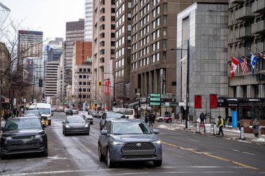 Montreal şehir merkezindeki trafiğin yoğun olduğu cadde manzarası. Montreal, Kanada - 18 Aralık 2025.