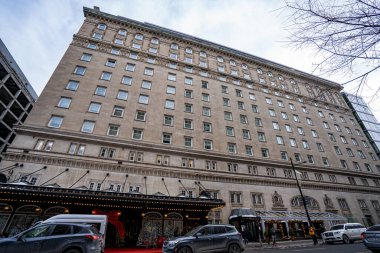 Montreal 'deki Ritz-Carlton Otel binasının manzarası. Montreal, Kanada - 18 Aralık 2025.