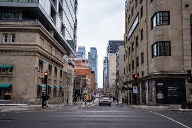 Montreal şehir merkezindeki şehir merkezi kavşağı. Montreal, Kanada - 18 Aralık 2025.