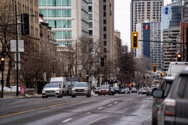 Kış boyunca Montreal şehir merkezindeki Sherbrooke Sokağı trafiği. Montreal, Kanada - 18 Aralık 2025.