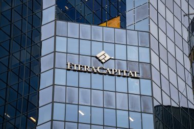 Modern cam ofis binasının Fiera Capital logosunu kapatın. Montreal, Kanada - 18 Aralık 2025.