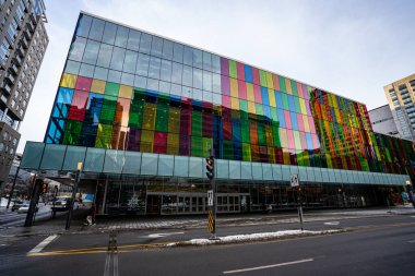 Montreal Kongre Merkezi 'nin renkli cam cephe görüntüsü. Montreal, Kanada - 18 Aralık 2025.
