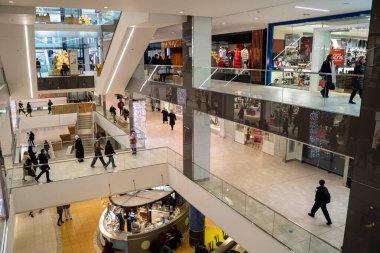 Merkez Eaton Montreal alışveriş merkezi manzarası. Montreal, Kanada - 18 Aralık 2025.