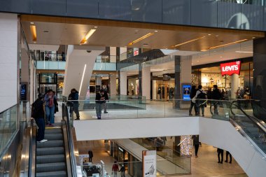 Merkez Eaton Montreal alışveriş merkezi manzarası. Montreal, Kanada - 18 Aralık 2025.