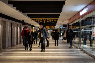 Montreal Yeraltı Şehri (RESO) yaya koridoru manzaralı. Montreal, Kanada - 18 Aralık 2025.