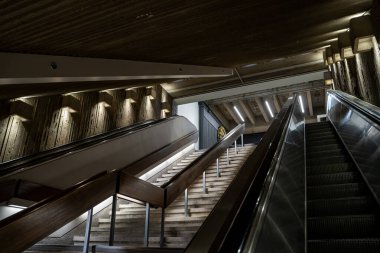 Yeraltı yürüyen merdiven ve merdiven manzarası.