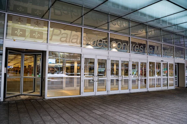 Montreal 'deki Palais des Congres' in dış girişi cam cepheli. Montreal, Kanada - 18 Aralık 2025.
