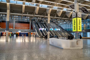 Montreal Kongre Merkezi 'nin ana salonunun iç manzarası. Montreal, Kanada - 18 Aralık 2025.