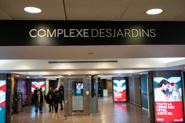 Kompleks Desjardins 'in yeraltı alışveriş merkezinin iç manzarası. Montreal, Kanada - 18 Aralık 2025.